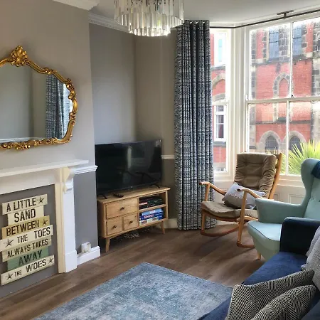 Apartment Granby House Apartments, 2, In The Old Town, 5 Minutes Walk To South Bay Beach, Free On Street Parking