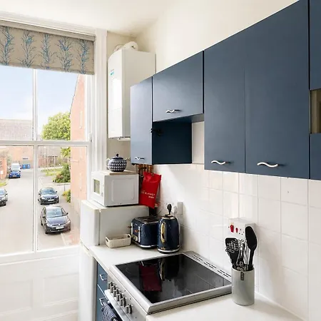 Granby House Apartments, 2, In The Old Town, 5 Minutes Walk To South Bay Beach, Free On Street Parking