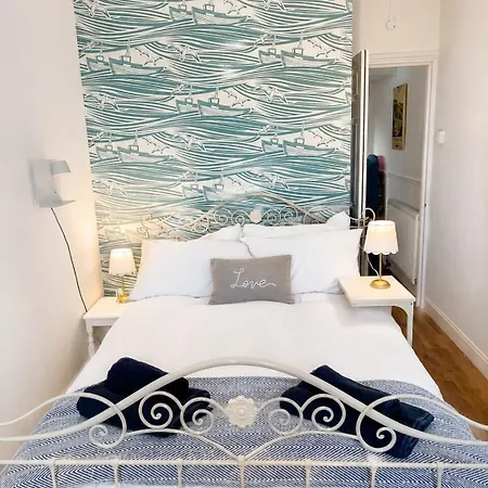 Granby House Apartments, 2, In The Old Town, 5 Minutes Walk To South Bay Beach, Free On Street Parking Apartment *